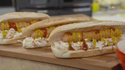 Hot dog με σπιτική coleslaw