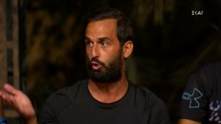 Ο Σπύρος αρνείται πως ζήτησε από τους Μπλε να στήσουν ασυλία – Επιμένει και του ζητάει να πει αλήθεια ο Άρης