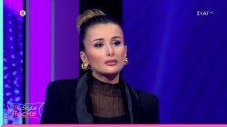 Οι συμπαίκτριες της Εμιλίας την επιβραβευουν ότι φέρνει τάση και τολμά με το ντύσιμό της