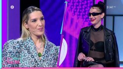 Σελένη και Χριστιάννα τσακώνονται και γελάνε η μία με την άλλη  