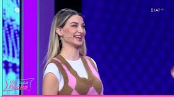 Η Νικόλ πηγαίνει βόλτα στην Ακρόπολη με την ξαδέρφη της