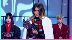 Η Emilia αποκαλύπτει την αγάπη της στην ενυδάτωση των ποδιών, που μάλλον αυτή τη φορά της στοίχισε 