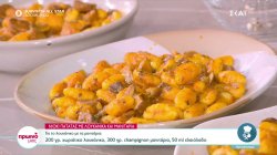 Ο Δημήτρης Σκαρμούτσος ετοιμάζει νιόκι πατάτας με λουκάνικα και μανιτάρια 