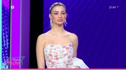 Με look που παραπέμπει σε Emilia η Νικόλ – Τι την έχει αναστατώσει; 