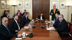 Ο Νικόλαος Μουτσινάς παρέα με την Πρόεδρο της Δημοκρατίας και τους πολιτικούς αρχηγούς 