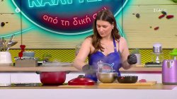 Η Μαρθήνα μαγειρεύει μοσχαρίσιες κοκκινιστές μπουκίτσες, υπό την πιεστική καθοδήγηση της Ντίας 