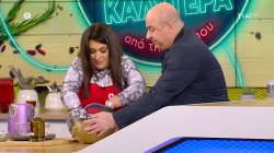 Η Σοφία με τη Μένη δίνουν μάχη με το χρόνο για το άνοιγμα του φύλλου για τα τυροπιτάκια 