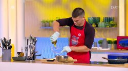 Ο Νίκος με την βοήθεια του Αποστόλη μαγειρεύει φουνταριστό μπούτι κοτόπουλο με πατάτες τηγανιτές