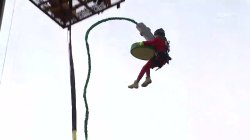 Bungee jumping με πίκλα στα χέρια - Ζορίστηκαν οι Celebrities