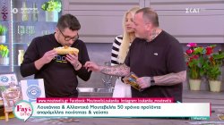 Ο Δημήτρης Σκαρμούτσος ετοιμάζει sandwich με λουκάνικα hot dog και μαγιονέζα με κάρυ 