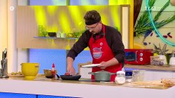 Ο Νίκος ετοιμάζει μπέργκερ με παναρισμένες γαρίδες και πατάτες και ο Μάρκος του κάνει αέρα