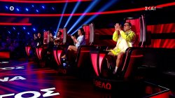 Ένα νέο επεισόδιο των Blind Auditions ξεκινά και οι coaches παίρνουν τις θέσεις τους 