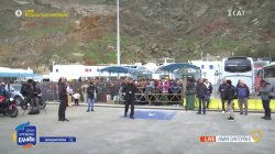 Λιμάνι Σαντορίνης: Πολύς κόσμος έτοιμος να επιβιβαστεί στο πλοίο και να φύγει για Πειραιά