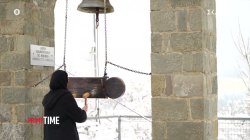 Από ντράμερ ροκ συγκροτήματος υπεύθυνη να χτυπάει το μέγα σήμαντρο της μονής 