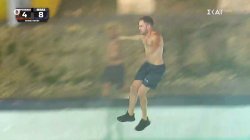 Ο Γιώργος κερδίζει τον Στάθη, σε μία δυνατή μάχη, και φέρνει την ομάδα του ένα βήμα από το έπαθλο σπιτιού 