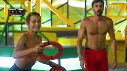 Μαίη vs Καρολίνα - Το μπουκάλι έκανε την χάρη στην Μαίη να πέσει και να πάρει τον αγώνα