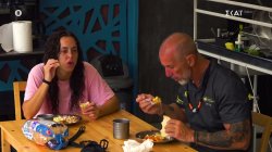 Η Πορτοκαλί ομάδα σχολιάζει τα μασταρίσματα των γυναικών της Μπλε ομάδας