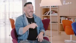 Γνωρίζουμε τον Πάνο Κατσή που ονοματοδοτεί στην νοηματική τον Γιώργο και την Γεωργία