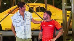 Οι παίκτες μαθαίνουν οτι ο Στάθης έσπασε το χέρι του και πρέπει να αποχωρήσει από το παιχνίδι