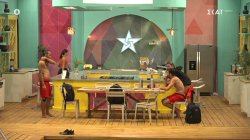 Οι Μπλε χαίρονται την νίκη τους την ώρα που η Πορτοκαλί ομάδα προσπαθεί να δει τι θα κάνει