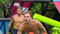 Παρά το σημαντικό λάθος που κάνει, ο Γιώργος καταφέρνει να κάνει την ανατροπή και να κερδίσει τον Μάριο 