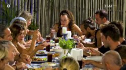 Πορτοκαλί και Μπλε μετά την νίκη τους εναντίον των Μεξικανών τρώνε μαζί σαν μια ομάδα