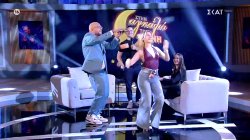 Το πλατό γίνεται πίστα, με τη Ρία Ελληνίδου στο τουμπελέκι και το κοινό στο τραγούδι και τον χορό 