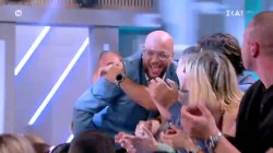 Ο Φάνης Λαμπρόπουλος μας καλωσορίζει στην «αγκαλιά του» - Αποθέωση από το κοινό, που ήρθε από «παντού» 