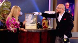 Η Δέσποινα Μοιραράκη κάνει «τα μαγικά» της, εκτιμώντας και κοστολογώντας διάφορα αντικείμενα 