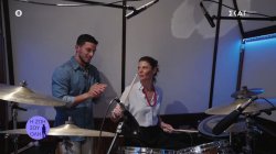 Η Χριστίνα Βίδου κάνει μάθημα ντραμς, με δάσκαλο τον Άγγελο Πεντάρη