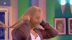 Ο Σάκης Τανιμανίδης φοράει το... καλσόν του και προσπαθεί να σβήσει 8 κεριά! 