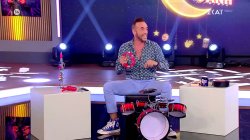 Ο Πάνος καλείται να αυτοσχεδιάσει τραγουδώντας και να παίξει μουσική με παιδικά μουσικά όργανα 