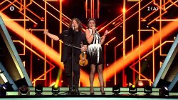 Έλενα Παπαρίζου & Μάνος Πυροβολάκης σε ένα ντουέτο που μας ταξιδεύει στον χρόνο και τα μουσικά είδη 