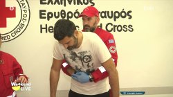 Εκπαιδευτές από τον Ερυθρό Σταυρό μας δείχνουν τα βασικά βήματα βοήθειας προς άτομα που αντιμετωπίζουν πνιγμονή από φαγητό 