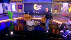 Ο Δ.Σκουλός προσπαθεί να… πετύχει τον Φάνη χτυπώντας μπαλάκια του τένις με περίεργες «ρακέτες»