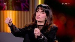 Η Τ. Σωτηροπούλου αυτοσχεδιάζει παίζοντας κόντρα ρόλους, από «κυρά Σούλα», σε ταμία και οδηγό ταξί 