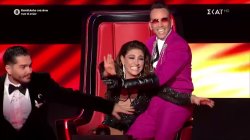 Η ξεκαρδιστική σκηνή της Έλενας Παπαρίζου όταν της έστειλε περαστικά ο Κωστής Μαραβέγιας!