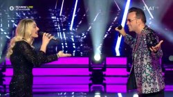 Η περσινή νικήτρια Σοφία Χριστοφορίδου και ο Πάνος Μουζουράκης στη σκηνή του Voice!!