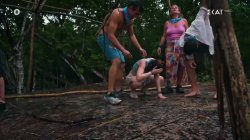 Η Δήμητρα τραυματίζεται ενώ η ομάδα της προσπαθεί να φτιάξει την καλύβα