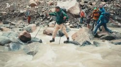 Η πορεία γίνεται όλο και πιο δύσκολη, οι συνθήκες χειροτερεύουν και η «ασθένεια του υψομέτρου» χτυπά