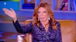 Η Μιμή Ντενίση όχι μόνο ακούει Bloody Hawk και Λεξ, αλλά θα τους ήθελε και σε θεατρική παραγωγή 