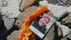 Τεράστια συγκίνηση! Η Πόπη τοποθετεί τη φωτογραφία του Αντώνη δίπλα σε αυτές των συντρόφων του