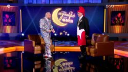 Ο Λάκης Γαβαλάς δείχνει το φοβερό του outfit και απαντά αν έχει κάνει πλαστικές 