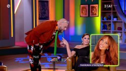 Ο Φάνης βάζει τη Μαίρη Συνατσάκη να ζητήσει από τη Σίσσυ Χρηστίδου να έρθει «Στην Αγκαλιά του Φάνη»