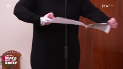 Η Δήμητρα όχι απλά τραγουδά το «Να τη Xαίρεσαι» της Δ. Βανδή, αλλά το ζει σκίζοντας φωτογραφίες του πρώην 