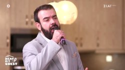 Με το κατάλληλο look και ύφος ο Ανδρέας τραγουδάει το «Βραδιάζει» του Στ. Καζαντζίδη 