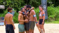 Ο ασταμάτητος σήμερα Μάνος κερδίζει ξανά τον Δημήτρη και οι δύο τους ανταλλάσσουν κάποια λόγια 