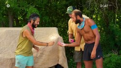 Οι παίκτες τσουγκρίζουν κόκκινα αυγά