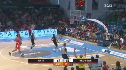  Ο Ρόμπινσον-Ερλ καρφώνει εμφατικά με τα δύο χέρια στον αιφνιδιασμό στο καλάθι του αγώνα!