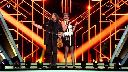 Έλενα Παπαρίζου & Μάνος Πυροβολάκης σε ένα ντουέτο που μας ταξιδεύει στον χρόνο και τα μουσικά είδη 